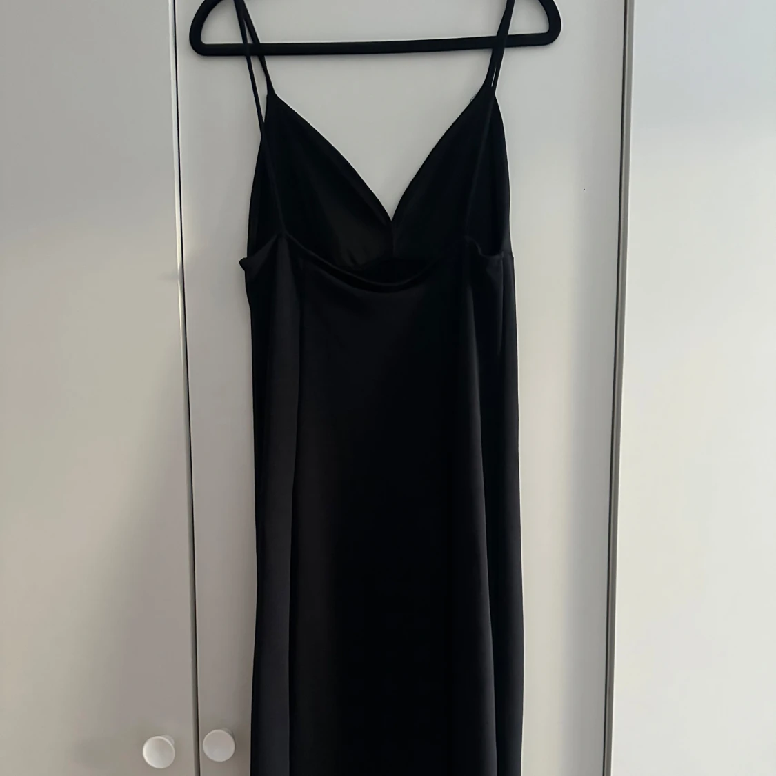 Svart klänning med smala axelband - 3