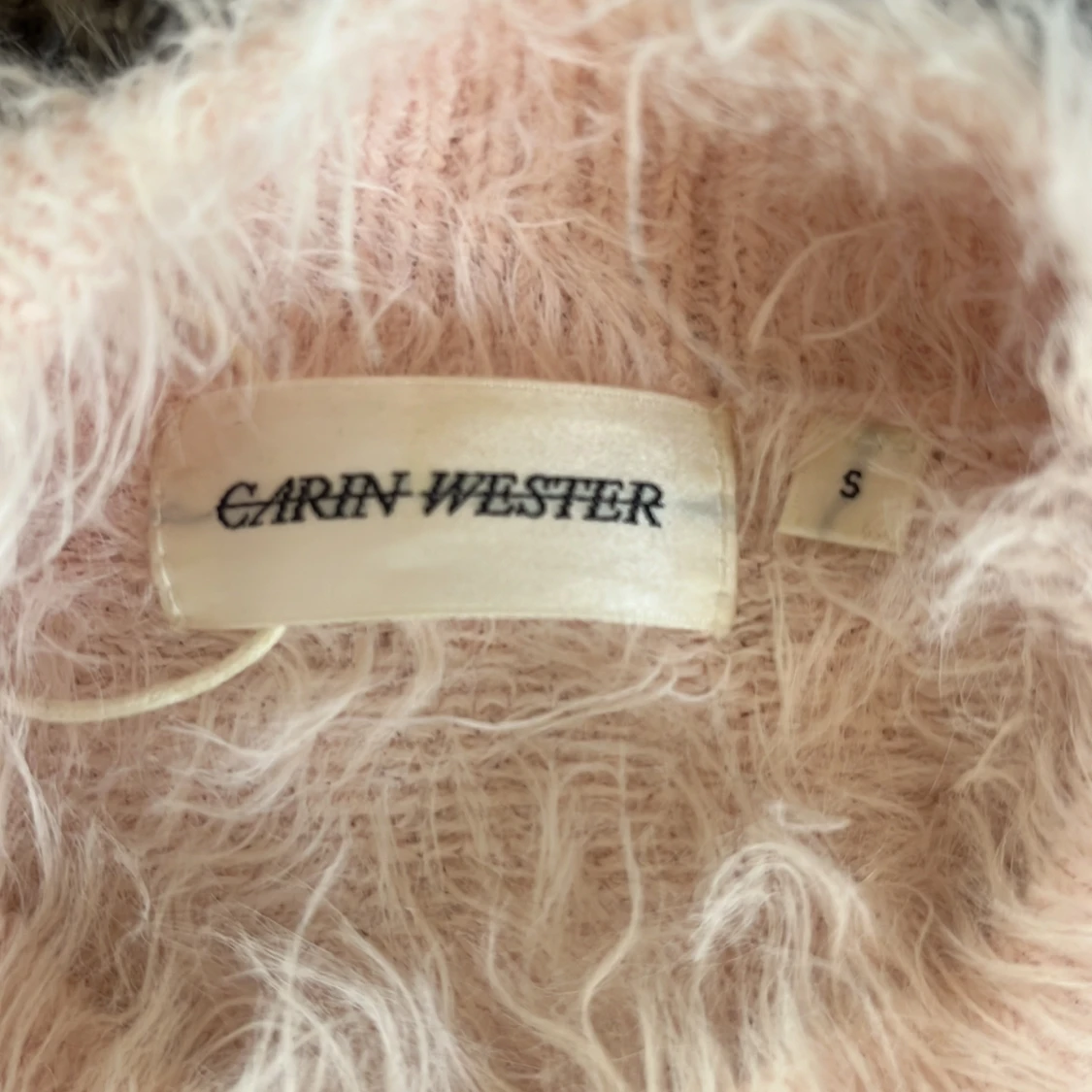 Ljusrosa fluffig tröja Carin Wester - 2