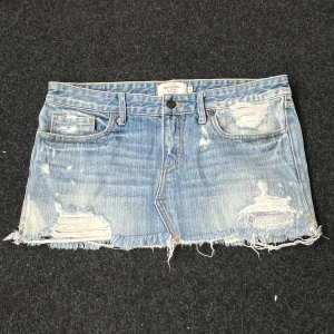 Jeanskjol med Revor - Världens snyggaste jeanskjol i mycket bra skick! Inga defekter💓 Den har slitningar som är del av designen och mått finns på bilderna😇💓