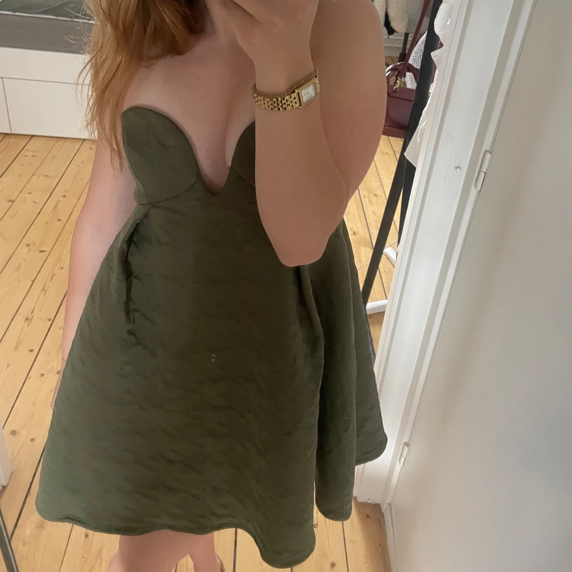 Olivgrön axelbandslös kortklänning - 1