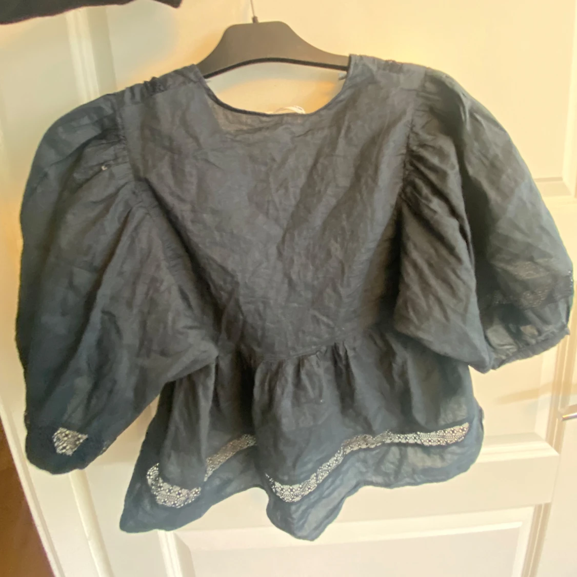 Marinblå blus med puffärm från lager 157 - 1