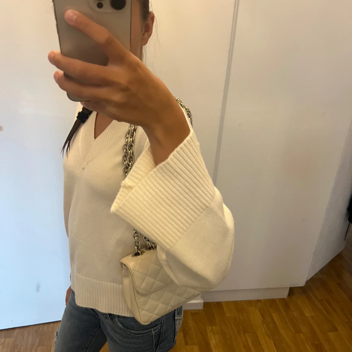 Beige quiltad axelväska från Guess - 1