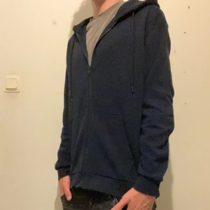 Mörkblå hoodie med dragkedja - Mörkblå hoodie med hel dragkedja och huva. Från Jack and Jones storlek M. 