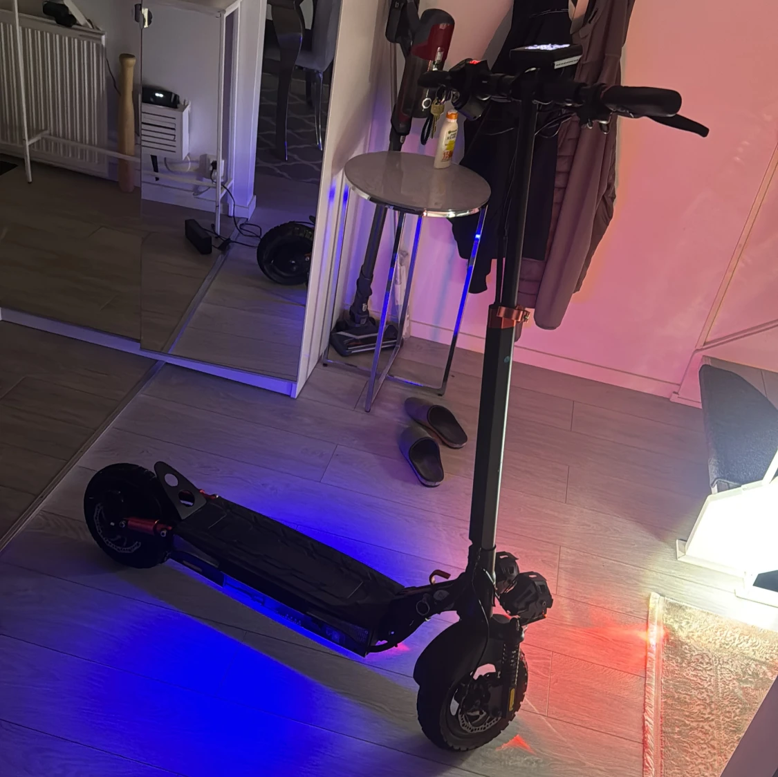 Den åker 45km/h och har väldigt bra stötdämpare. Enda problemet är att den har ingen backlampa. Gbg  