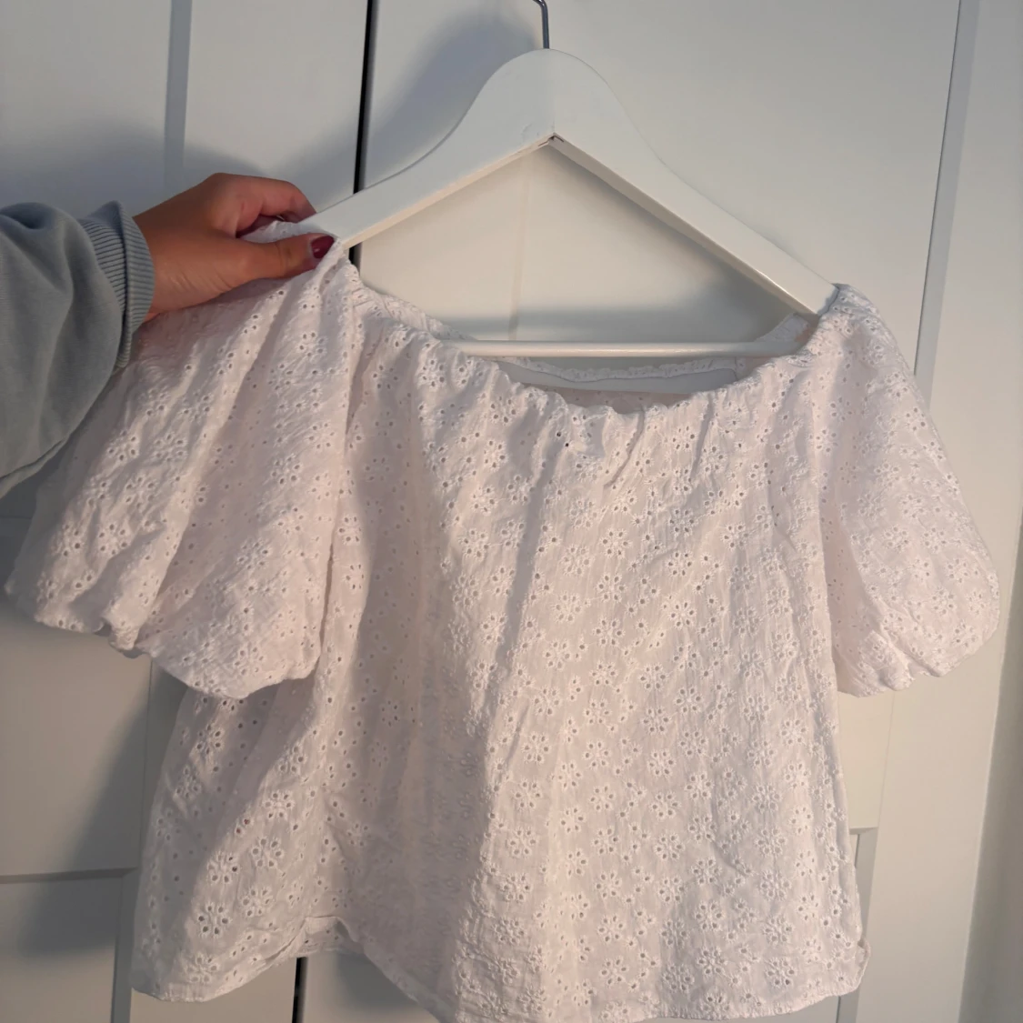 Vit offshoulder blus med broderi - 2