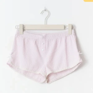 Pyjamas shorts - Pyjamas shorts från Gina i rosa. Helt nya. Storlek 158/164 och är som en xs💕