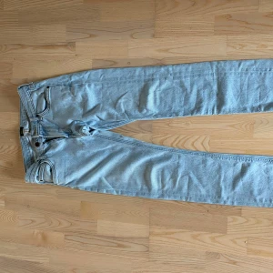 Ljusblå Lee Luke jeans W29 L32 - Säljer ett par ljusblå Lee Luke jeans med klassisk femficksdesign och snygga kontrastsömmar. Jeansen har en slim passform och är tillverkade i mjukt denimtyg. Perfekta för dig som gillar en stilren och avslappnad look. Ny pris 1100