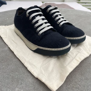 Mörkblå sneakers från Lanvin i ull - Skit feta lanvin skor i mörkblå. Skicket är ca 7.5/10. Skorna är en ganska sällsynt modell som går för ca 5000-6000 kr och vi säljer dom endast för endast 749kr. Storleken är uk8 vilket är 42.