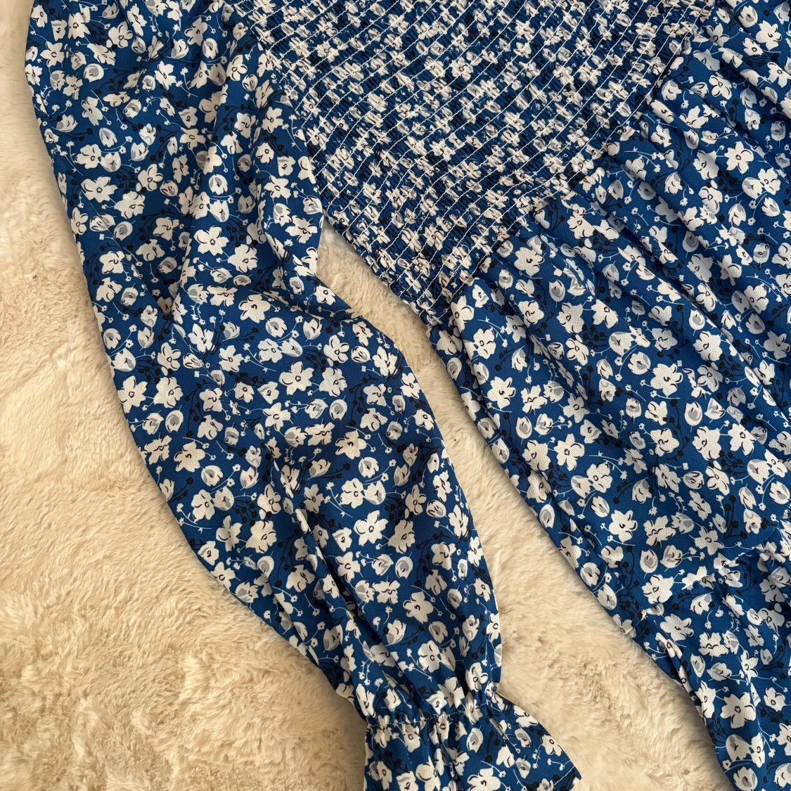 Blå blommig klänning med långärmad puffärm - 1