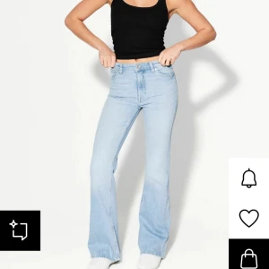 Ljusblå jeans - Midrise, från bershka använda 2 ggr. Jag är 171 och de passar mig perfekt 