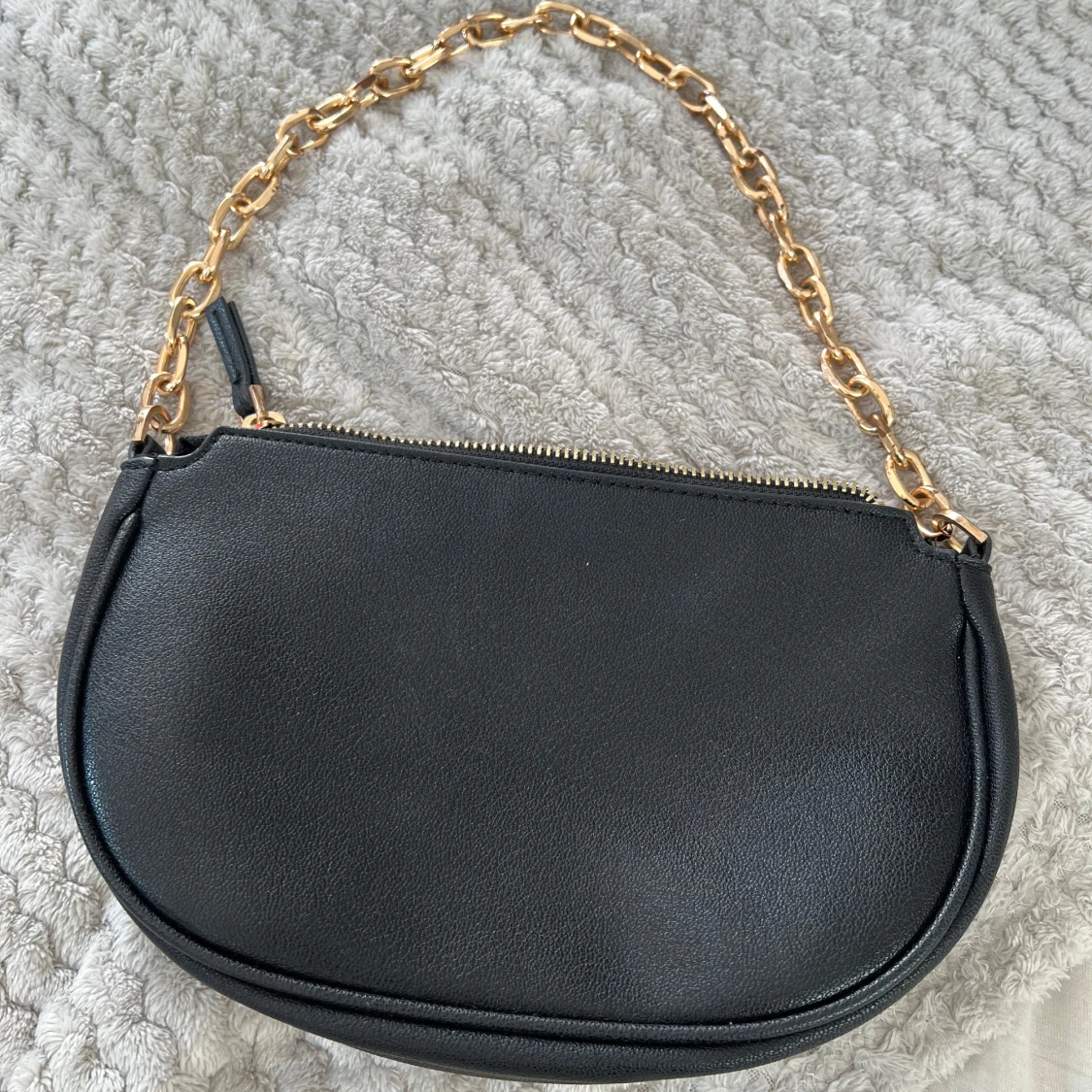 Svart axelväska från MNG med guldkedja