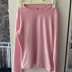 Ljusrosa långärmad stickad tröja S - Säljer för jag inte använder längre. Skriv om mer bilder 