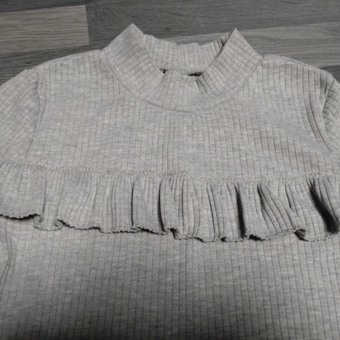 Grå ribbad tröja med volang Chiara Forthi - 1