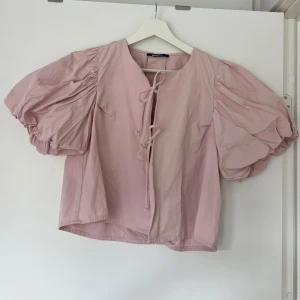 Rosa blus  - Säljer denna fina blus ifrån Ginatricot som jag endast har använt 1 gång så som ny.