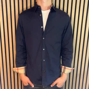 Burberry skjorta  - Mörkblå burberry skjorta | Skick 9/10 | Hör gärna av dig vid minsta fundering😊