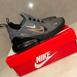 Nike Air Max 270 grå/svart sneakers - Nike Air Max 270 sneakers i grått och svart. De säljs pågrund av att de inte andvänds och är alldeles för små i storlek, de är sparsamt andvända och kvitto, låda, och orginal snören ingår. Pris kan diskuteras vid snabb affär. Skriv gärna vid frågor eller mer bilder. Mvh max:)