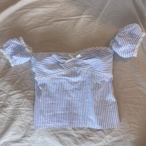 Randig blus med puffärmar och spets - Supersöt blus, helt oanvänd, nypris 715kr