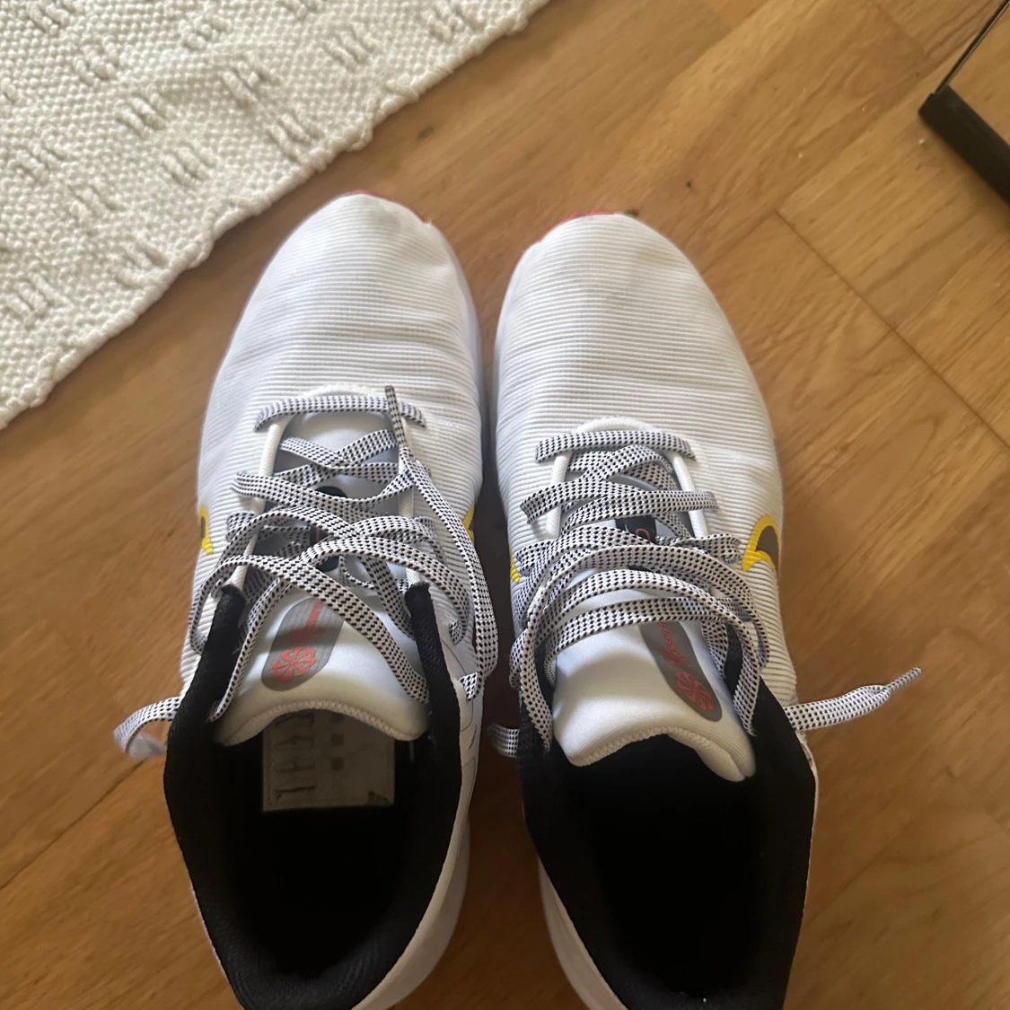 Nike vita sneakers med gul swoosh - 2