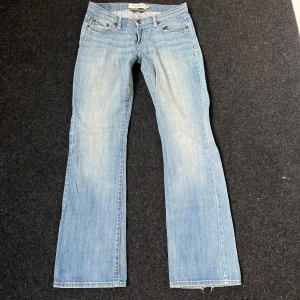 Lowrise Bootcut Jeans - Supersnygga jeans i modellen ”Emma” I bra skick, lite nedtrampade och smutsiga annars inga defekter💓37cm rakt över midjan, 74,5cm innerben och ca 18,5cm grenhöjd😇