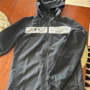 Svart vindjacka från Under Armour - Säljer min storebrors under armour jacka. Inga defekter eller något så vidare!🥰