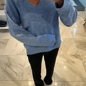 Blå stickad tröja med v-ringning - Mysig blå stickad tröja med v-ringad hals. Suuuper skön!! 