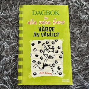 Dagbok för alla mina fans: Värre än vanligt - En humoristisk och lättläst bok med roliga illustrationer och dagboksstil. Följ Gregs galna vardag och utmaningar i skolan och hemma. Perfekt för unga som gillar igenkänning, skratt och serieliknande berättelser.