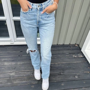 Ljusblå jeans - Säljer ett par ljusblåa jeans i storlek 34. Fint skick och lång passform. Jeansen är perfekt längd för mig som är 171cm