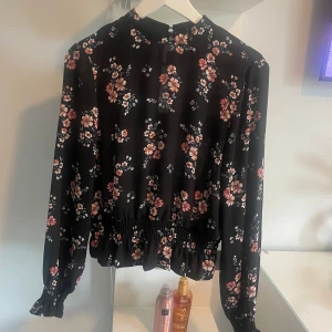 Blommig blus  - Snygg blus från HM, i storlek 34. Blusen är i ett mycket bra skick💕