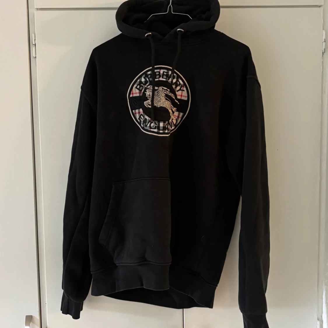 Svart Burberry hoodie med logga - 1