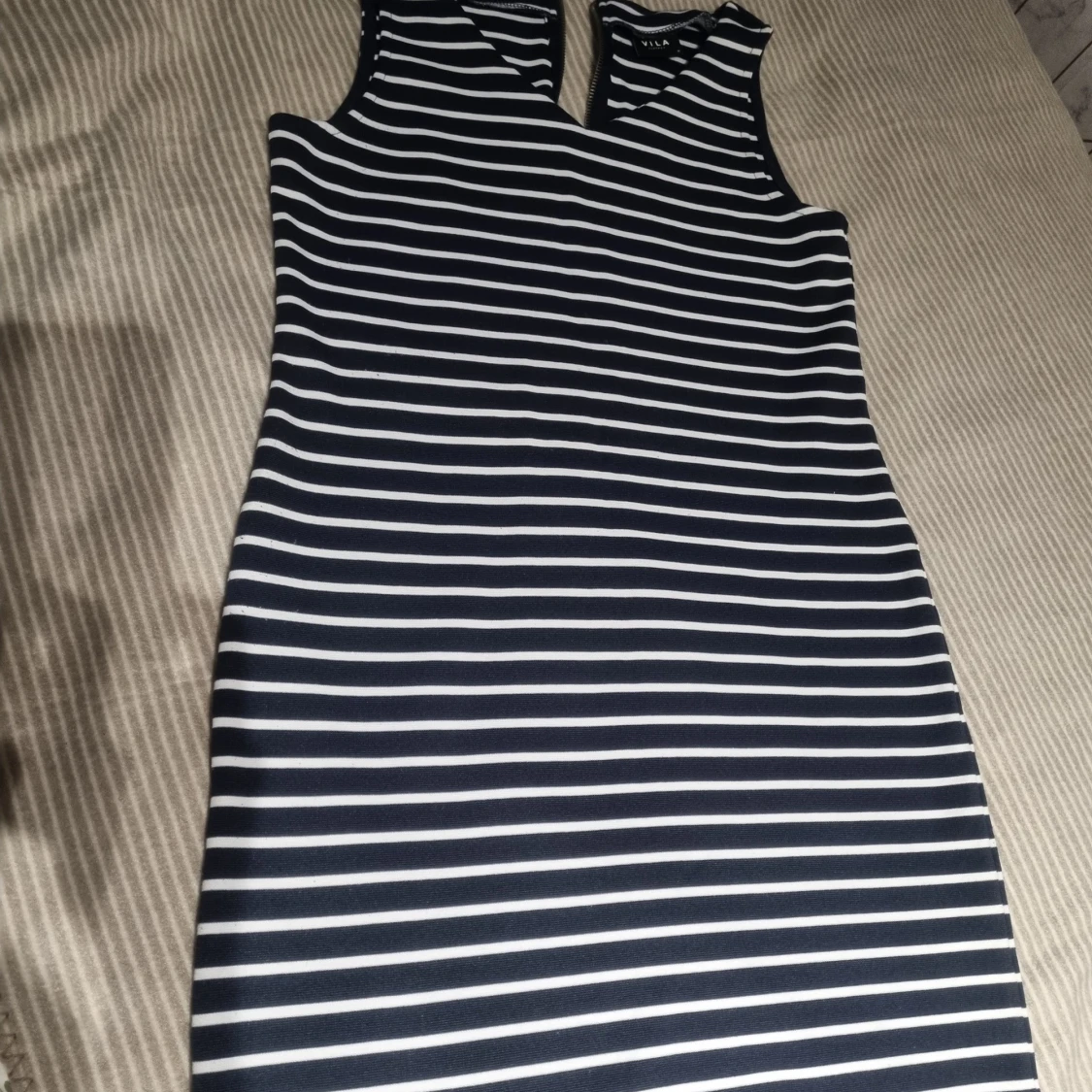 Randiga ärmlösa klänningar från Vila