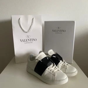 Valentino Opens - Säljer nu dessa fina Valentino Open sneakers. Skorna är väl omhändertagna och har inga synliga defekter. Hör av dig vid frågor eller funderingar!