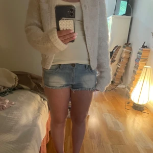 HM tröja - Säljer den här koftan från HM i strlk xs!! Köpte för 400 men säljer för 160kr då knappar saknas så den går ej att stänga!💕