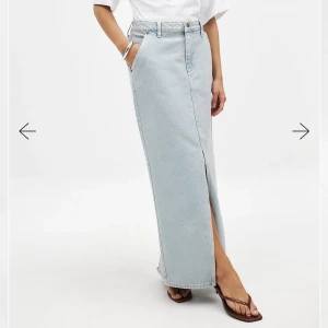 Ljusblå lång jeanskjol från NA-KD - Lång jeanskjol i ljusblå denim från NA-KD. Rak modell med hög midja. Helt oanvänd med alla lappar kvar💌