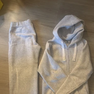  russemerch ljusgrå  - Säljer ett mjukis set i ljusgrå från russemerch. Har endast använt de en gång! Annars har de bara legat i garderoben. Har tvättat tröjan en gång! Väldigt bra skick! Kom gärna med prisförslag. Kan nog sälja separat, vill gärna få tröjan såld först då! 💕 Tröjan är i storlek M, men passar även S. Byxorna är i S 💕 Tillsammans säljer jag de för 950kr 🥰