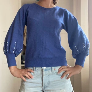 Tröja med pärlor  - Snygg blå tröja med puffiga armar som har pärlor på sig. Säljer de pga att jag inte kommer att använda den🩷