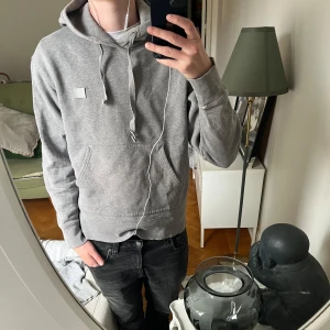 Acne studios hoodie - Jocke ifrån Acne, storlek S, jag är 180, kganska sluten men mycket kvar att ge, pris kan såklart diskuteras eftersom att jag vill bli av med!!!!