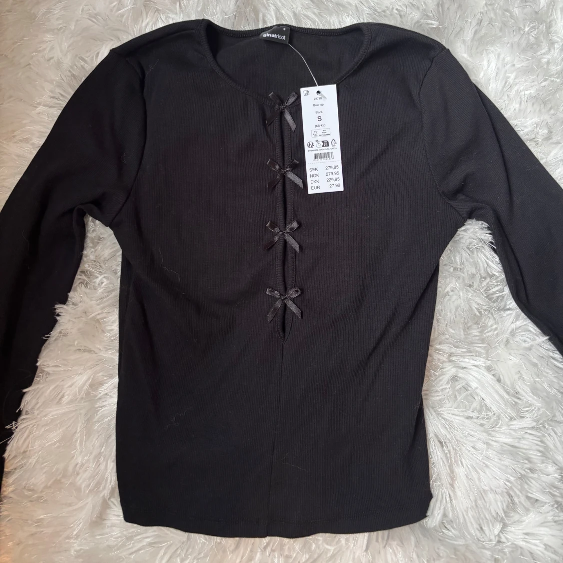 Svart långärmad topp med rosetter Gina Tricot - 1