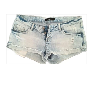 Tally Weijl Shorts - Säljer dessa super snygga ljusblå jeansshorts från Tally Weijl 💗 Storlek 38, passar en storlek S 💗Helt oanvända, pris kan diskuteras!