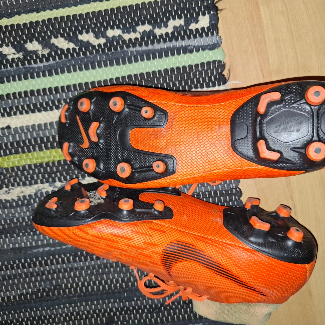Orangea Nike fotbollsskor med dobbar - 1