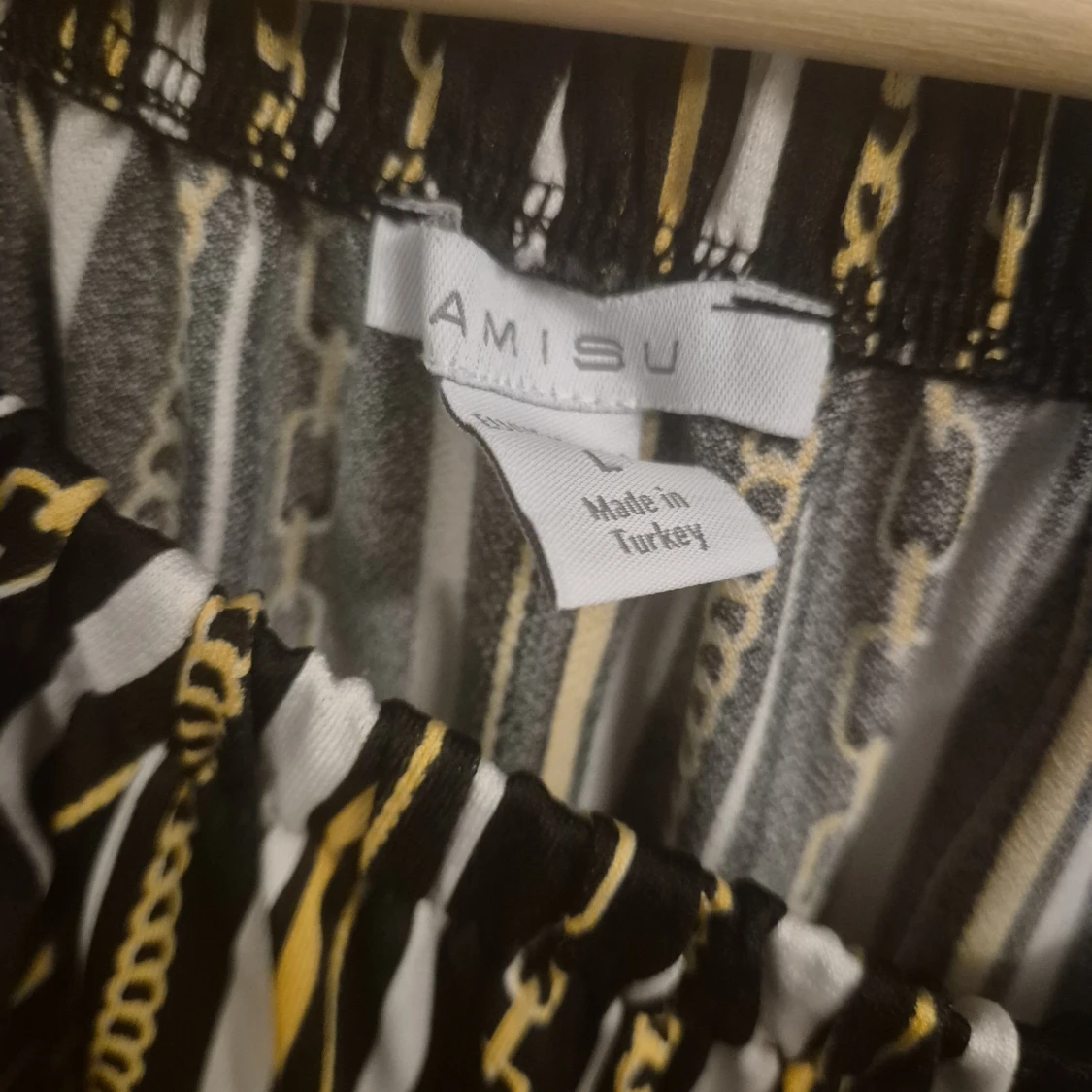 Randig topp från Amisu i svart och gult - 2