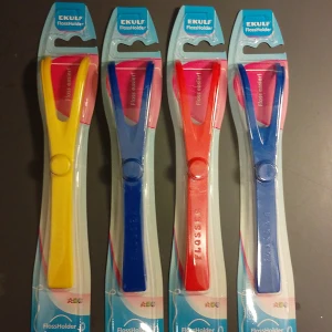 EKULF FlossHolder tandtrådshållare - Fyra EKULF FlossHolder tandtrådshållare i plast, i färgerna gul, blå och röd. Perfekt för att göra tandtråd enklare att använda. Ergonomisk form med knapp för att fästa tråden. Säljs i originalförpackning. Nypris 25kr styck. Alla för 20kr