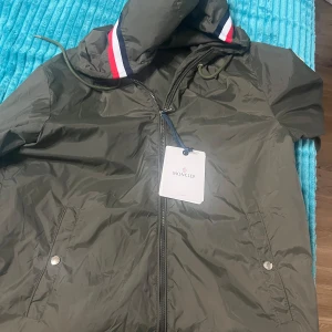 Moncler cardigan  - Säljer min gröna Moncler-cardigan i mycket fint skick. Den är knappt använd och ser nästan ny ut. Stilren grön färgInga skador, noppor eller fläcka. Den är i storleken L men kan även passa M