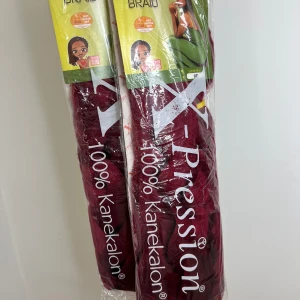 X-Pression Kanekalon flät-hår  (En paket) - En paket X-Pression Super Braid syntetiskt löshår i färgen vinröd. 100% Kanekalon-fiber, perfekt för flätor och kreativa frisyrer. Långt och mjukt hår som är lätt att styla med hot water set. Säljs i originalförpackning.