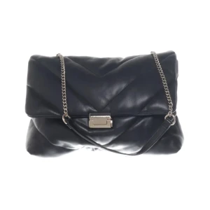 Svart quiltad axelväska med kedja - Snygg svart axelväska med quiltad design och silverfärgad kedjerem. Väskan har ett stilrent spänne framtill och är tillverkad i skinn. Perfekt för dig som vill ha en trendig accessoar med plats för det viktigaste.