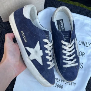 Golden goose - Golden goose i navy mocka, eftertraktad färg. Väldigt bra skick. Box och dustbag medföljer. 