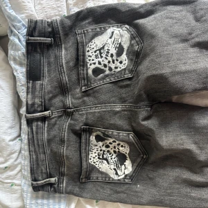 Grå jeans med tryck från Vero Moda - Ursprungligen från vero Moda men köpta från vinted! Säljer då de inte kommit till användning! Storleken är L i längd 34 och passar mig som är 178 cm perfekt!☺️ 