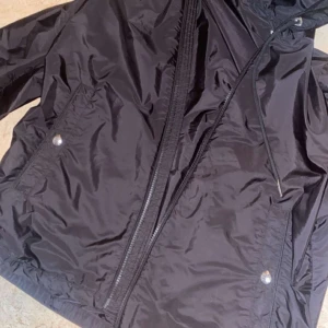 Moncler windbreaker -  Moncler windbreaker S-m box och kvitto finns 