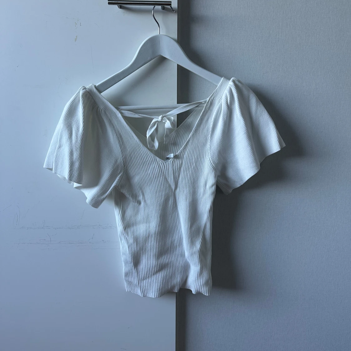 Vit ribbad topp med v-ringning och knyt i ryggen - 1