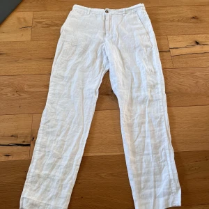 Linnebyxor - Säljer ett par vita linnebyxor från Zara i storlek S. Byxorna är i toppskick!