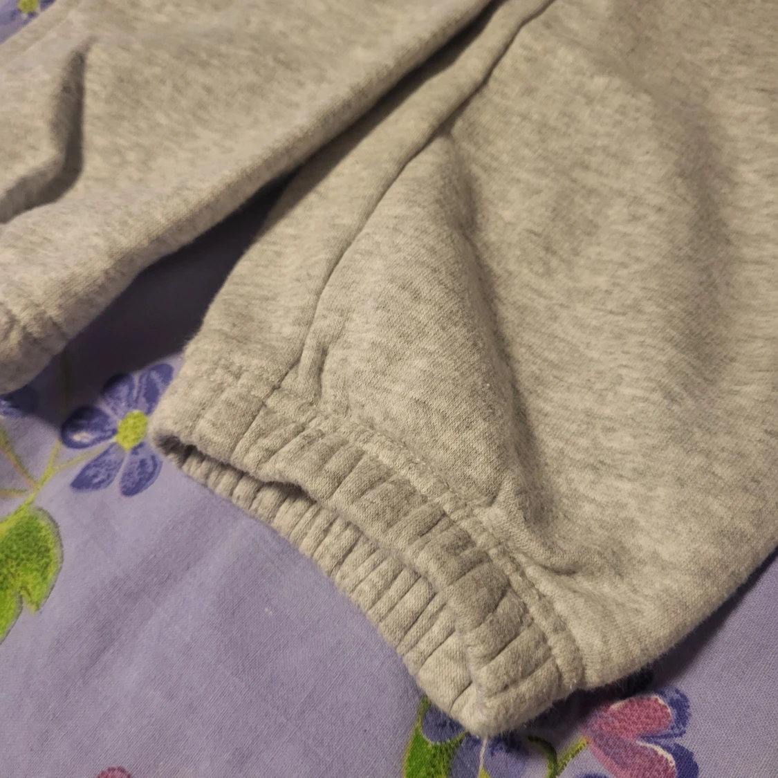 Grå mjukisbyxor med resår från NYC - 1